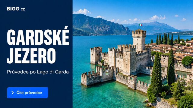 Gardské jezero — tyrkysová voda, městečko a hory v pozadí