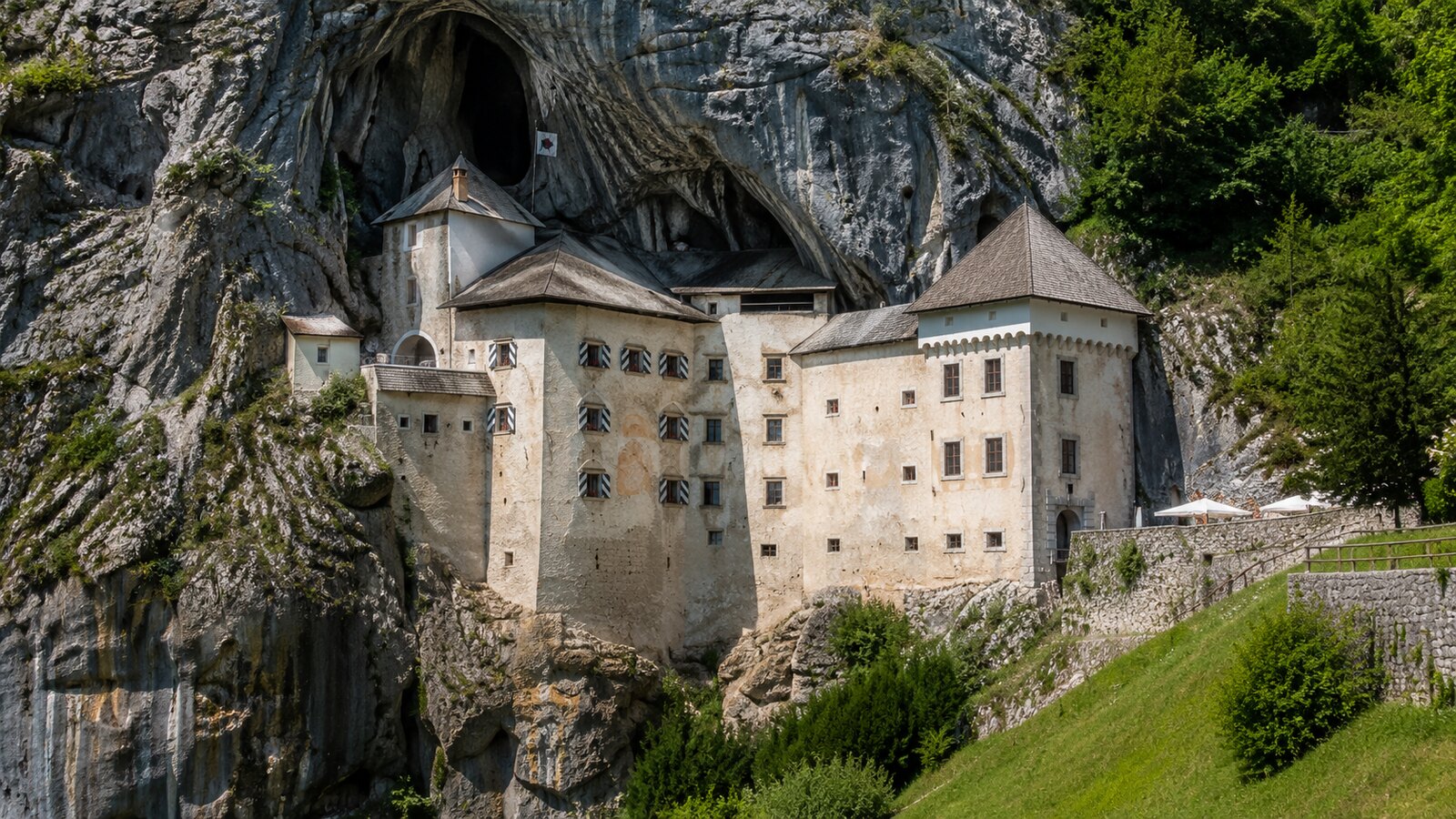 Hrad Predjama vestavěný do skalní stěny ve Slovinsku