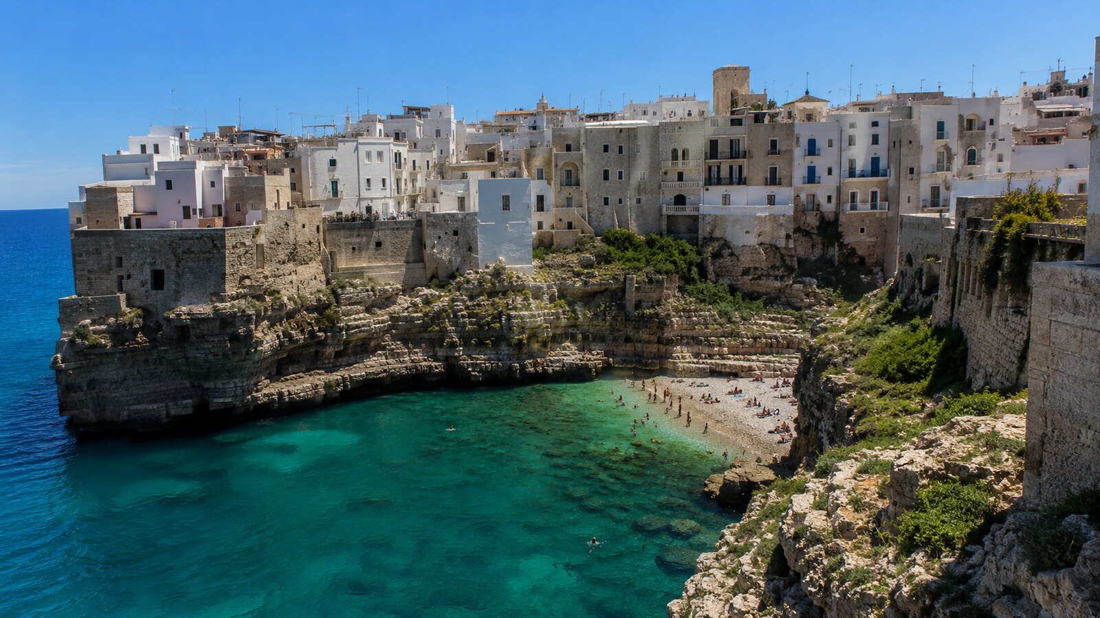 Bílé město Polignano a Mare na útesech nad tyrkysovým mořem