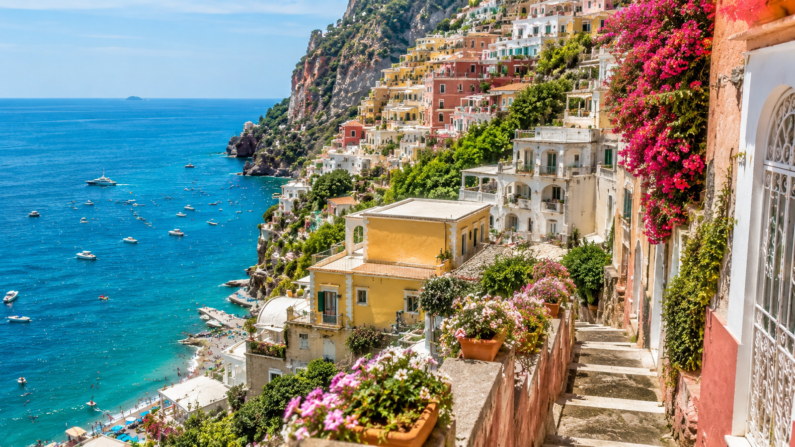 Positano s barevnými domky stoupajícími po útesu nad mořem
