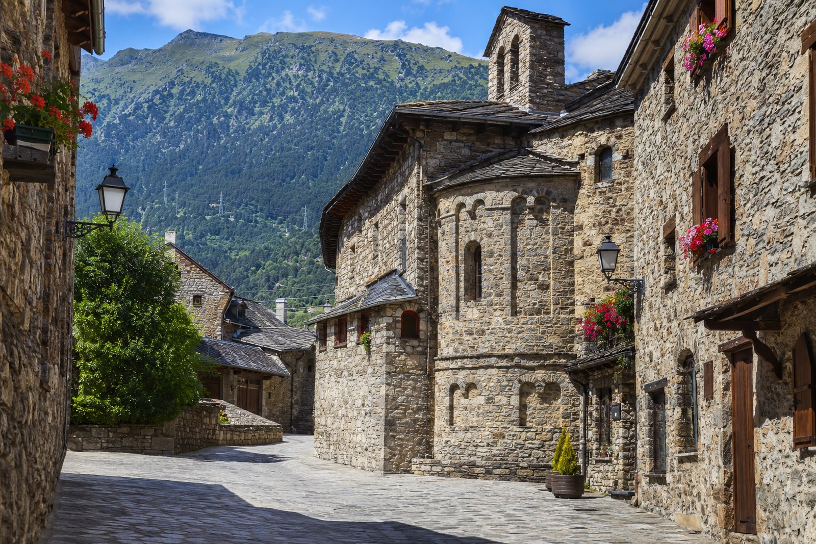 Staré město Andorra la Vella s kamennými domy a kostelem