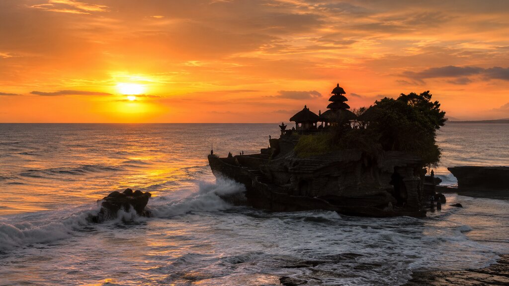 Chrám Tanah Lot na skále v moři na Bali při západu slunce