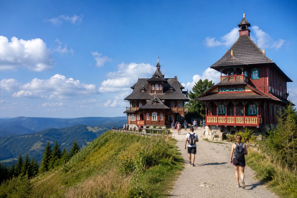 Pár na kole v Beskydech s výhledem do krajiny