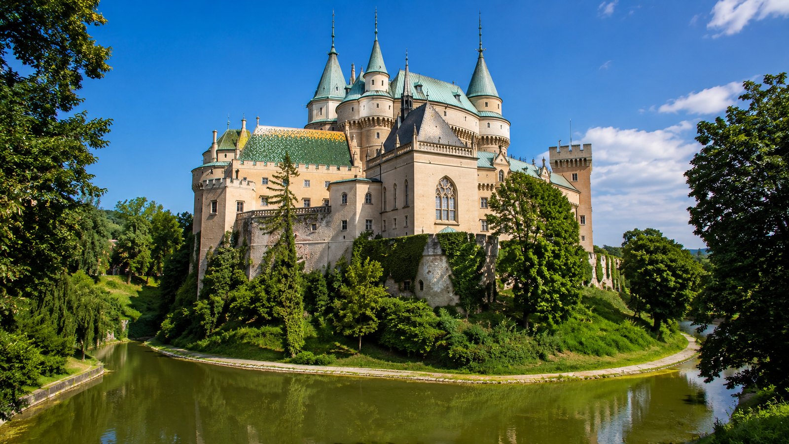 Pohádkový Bojnický zámek s věžičkami na Slovensku