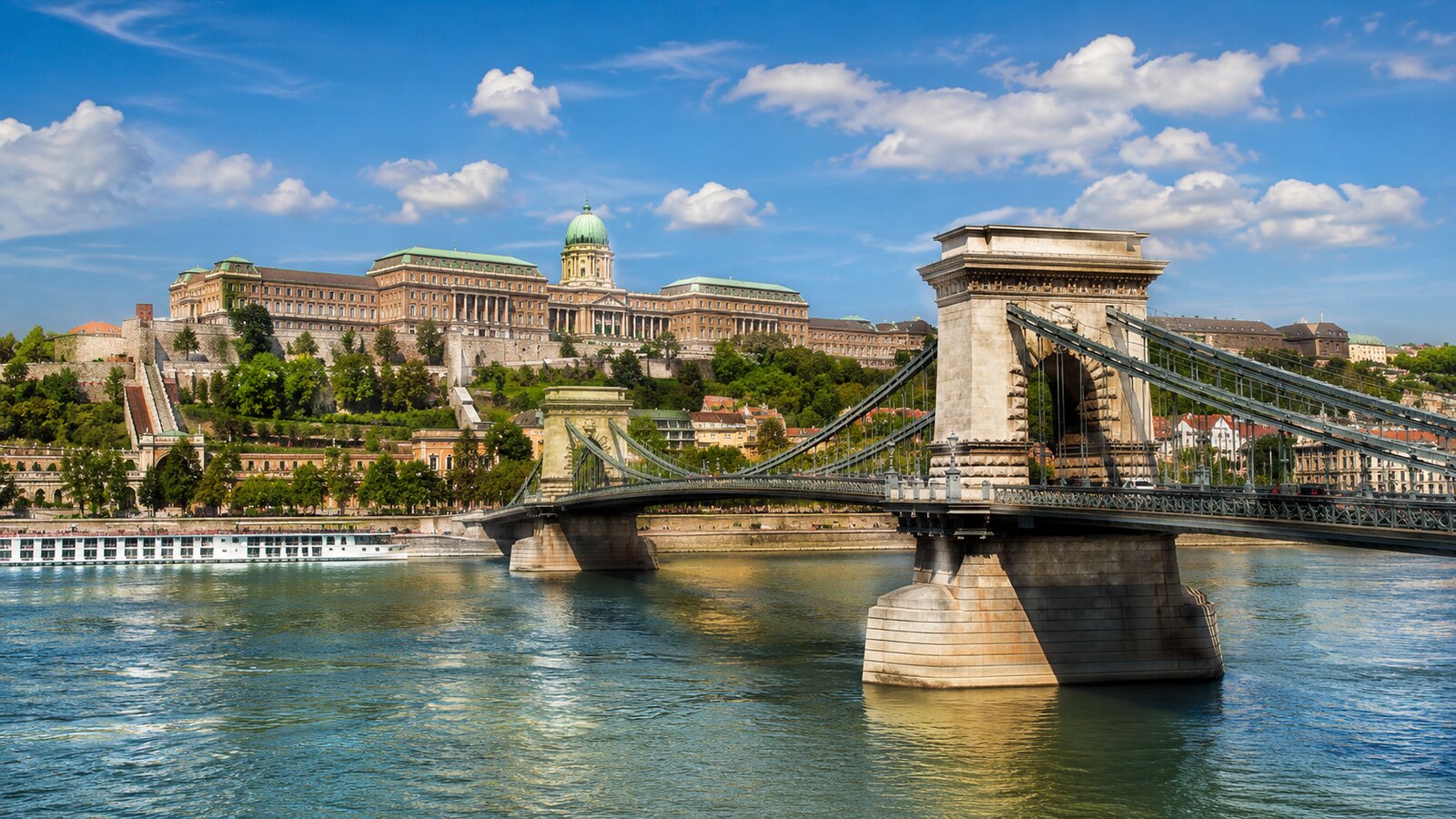 Řetězový most a Budínský hrad v Budapešti