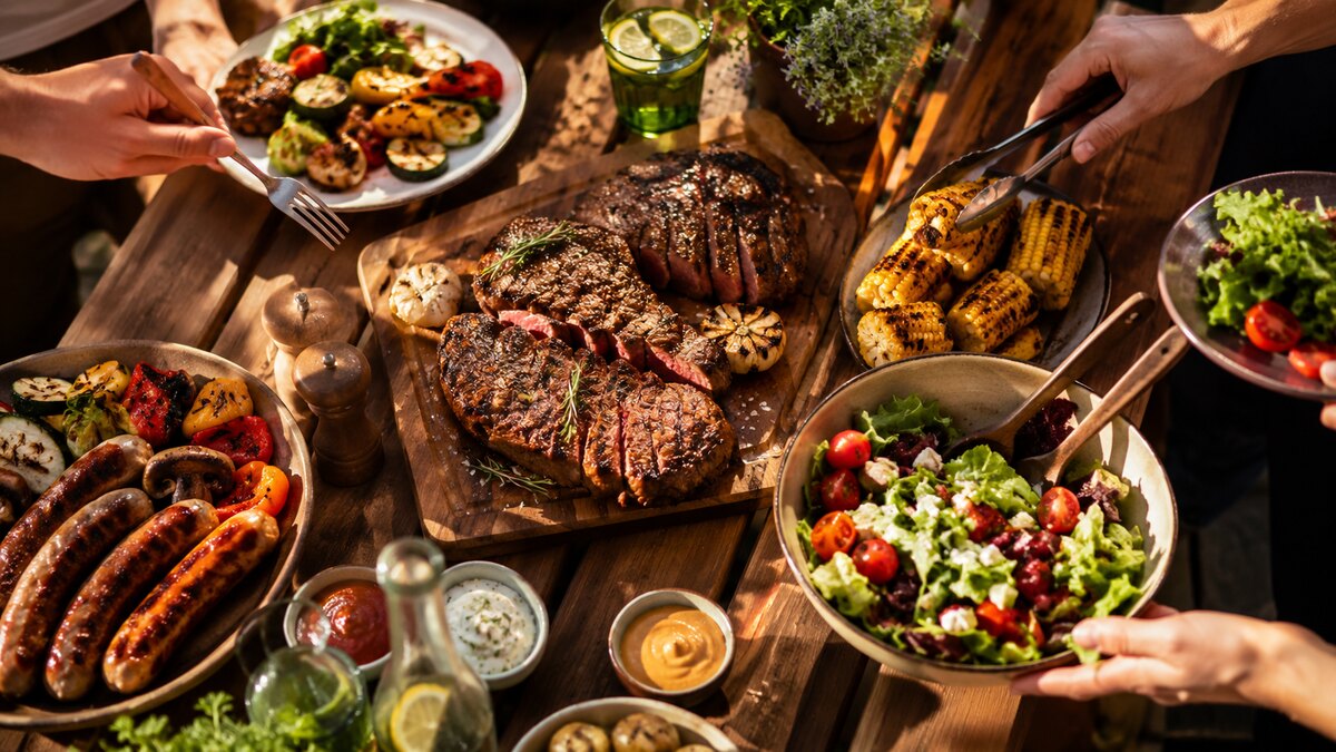 Grilované maso, zelenina i přílohy — gril zvládne celé menu