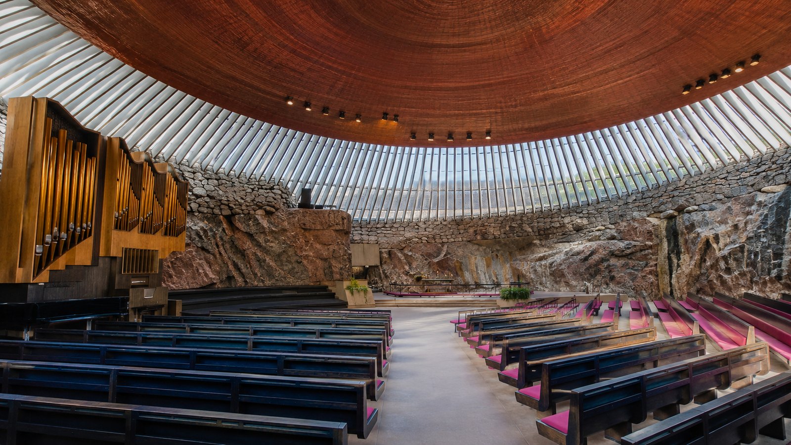 Skalní kostel Temppeliaukio v Helsinkách