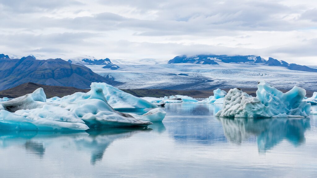 Ledovcová laguna Jökulsárlón na Islandu s modrými ledovými krami