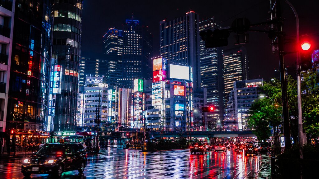 Noční Tokio s neonovými reklamami a mrakodrapy ve čtvrti Šindžuku