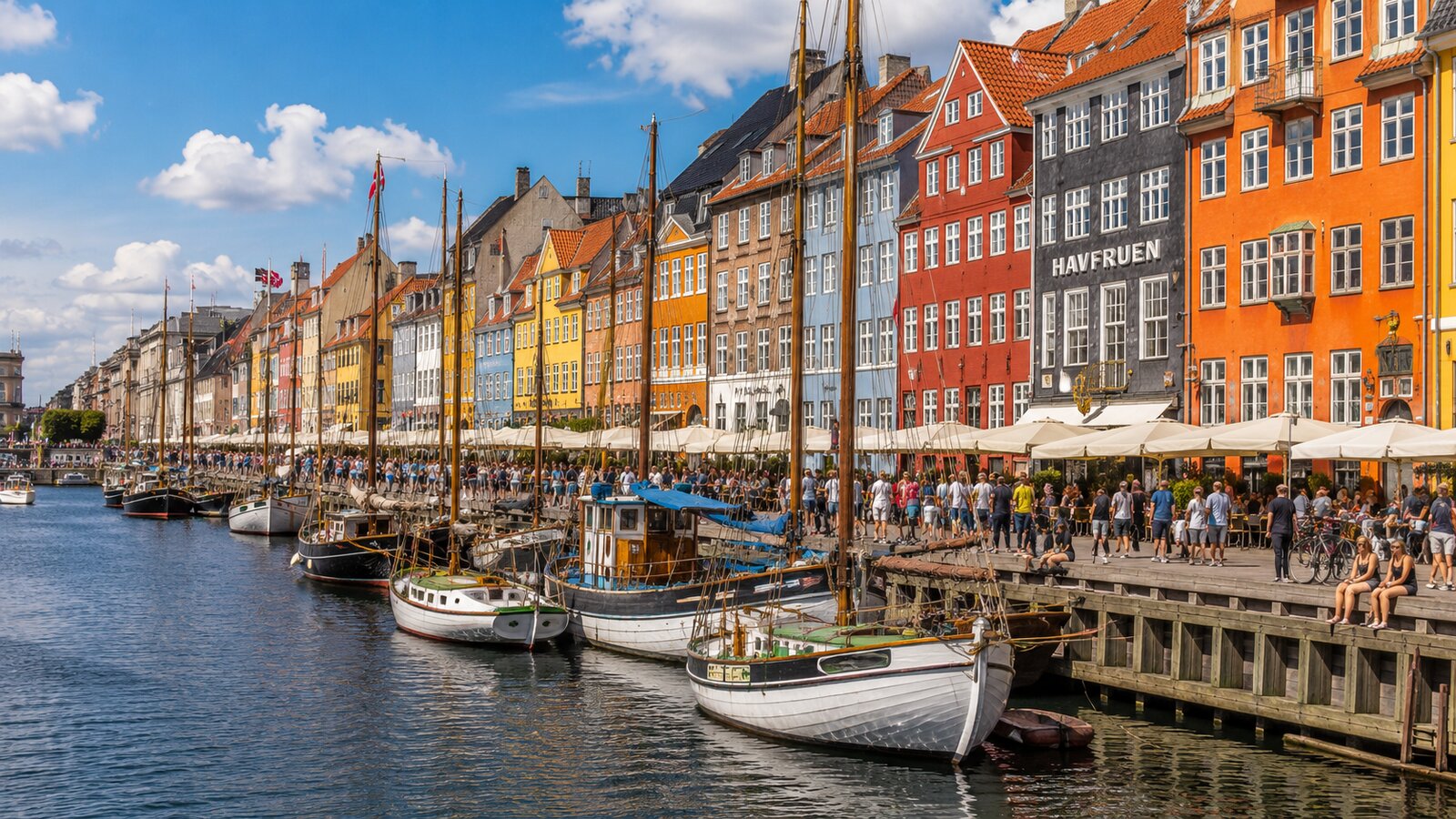 Barevné domy a lodě v přístavu Nyhavn v Kodani
