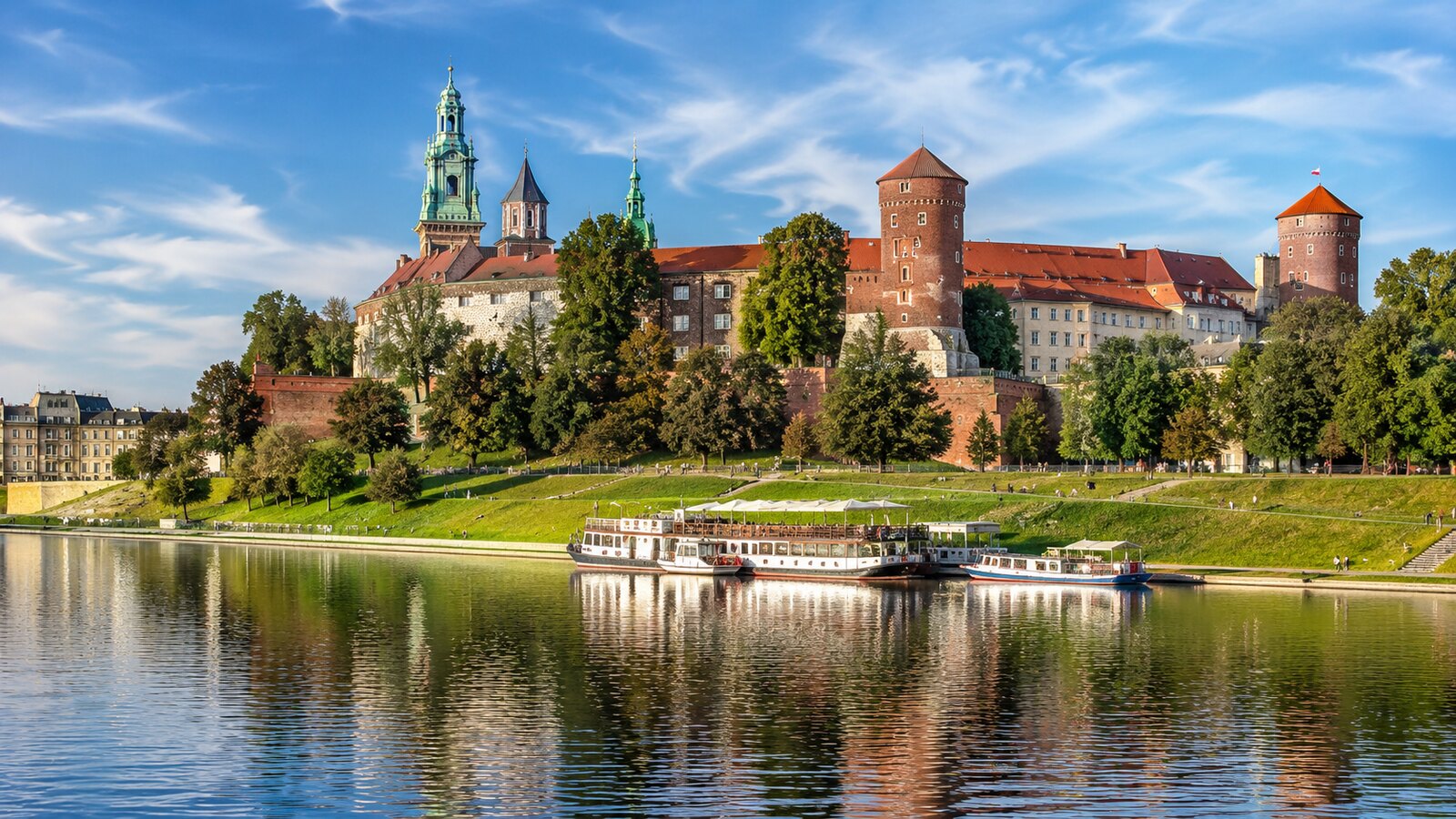 Královský hrad Wawel nad řekou Vislou v Krakově