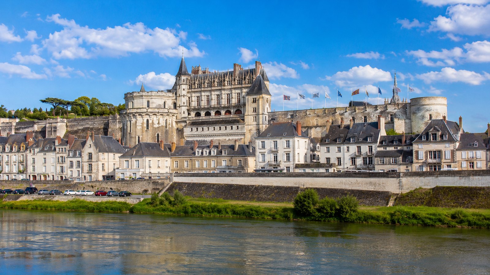 Královský zámek Amboise nad řekou Loirou ve Francii