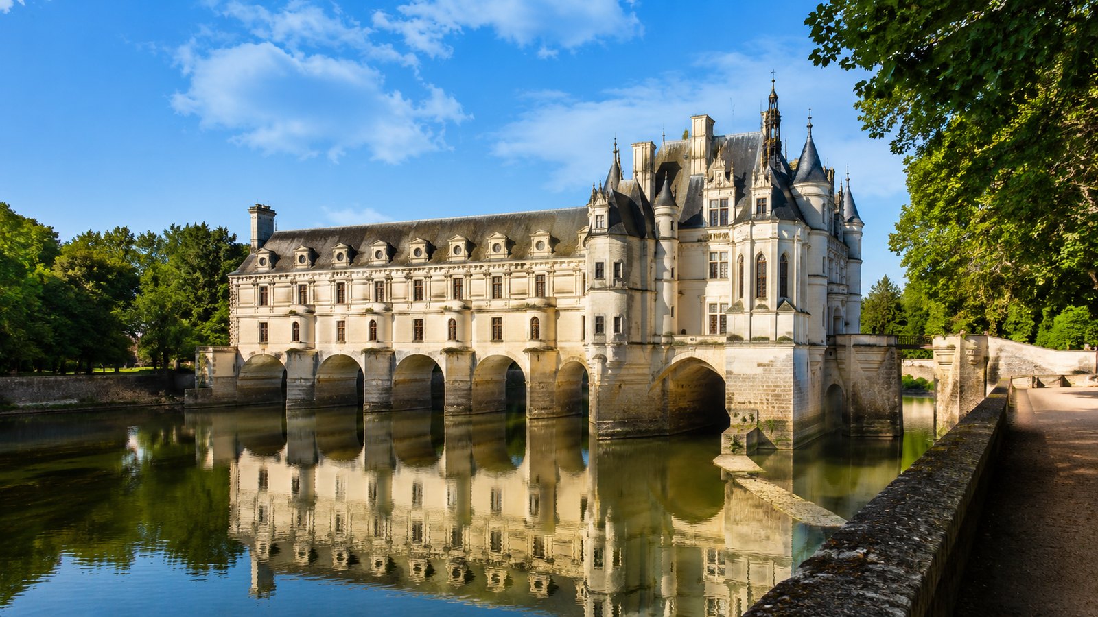 Zámek Chenonceau klenoucí se přes řeku Cher ve Francii