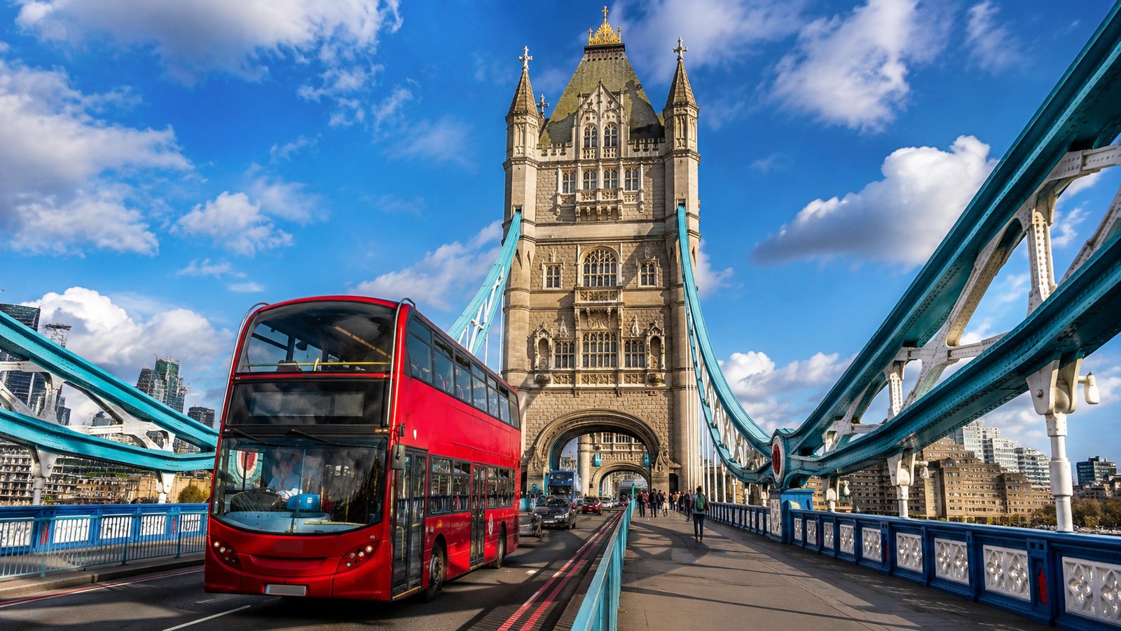 Tower Bridge a červený patrový autobus v Londýně