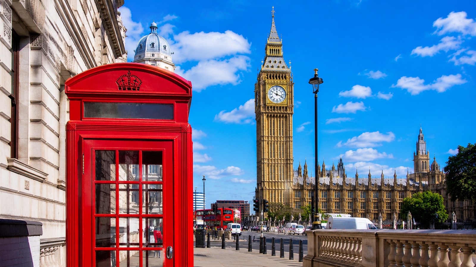 Westminster s červenou telefonní budkou a Big Benem v Londýně