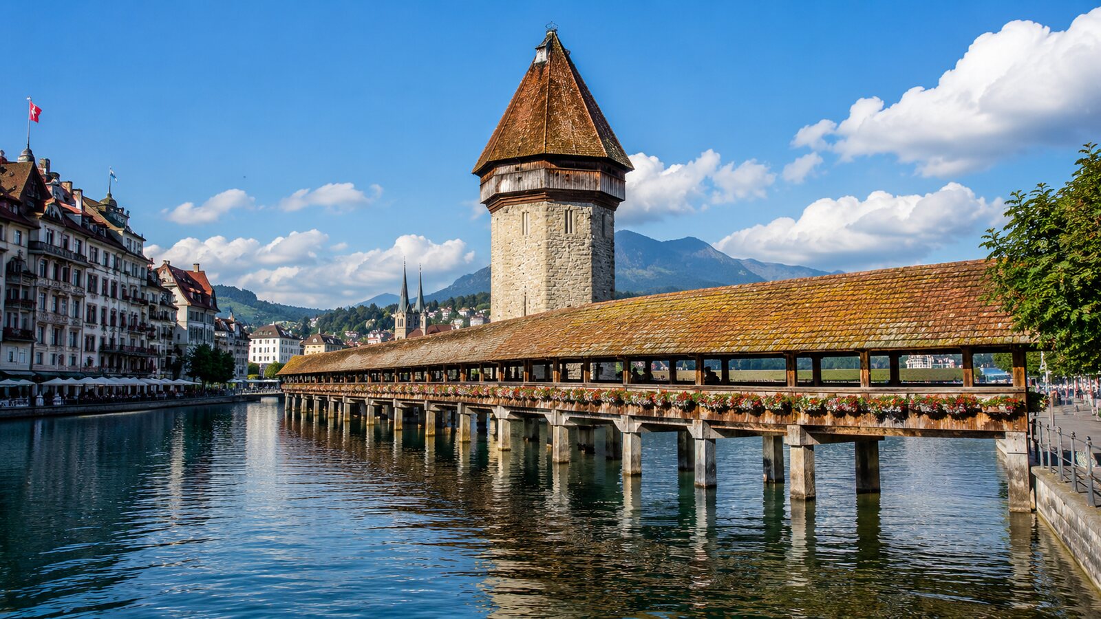 Krytý dřevěný most Kapellbrücke v Luzernu s horou v pozadí