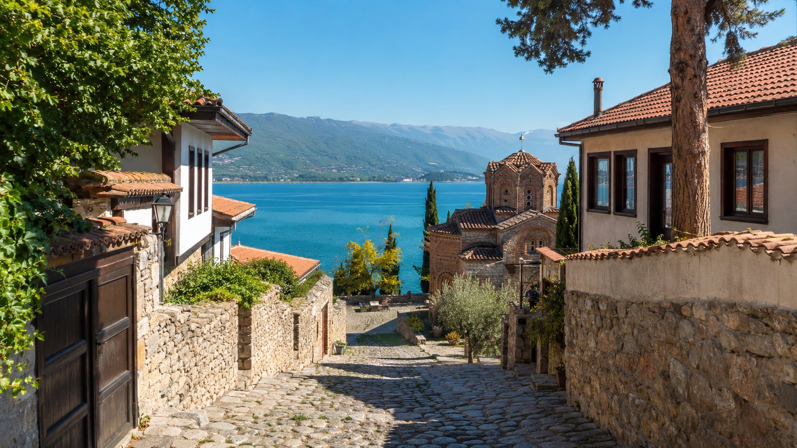 Staré město Ohrid s dlážděnými uličkami a tradičními domy