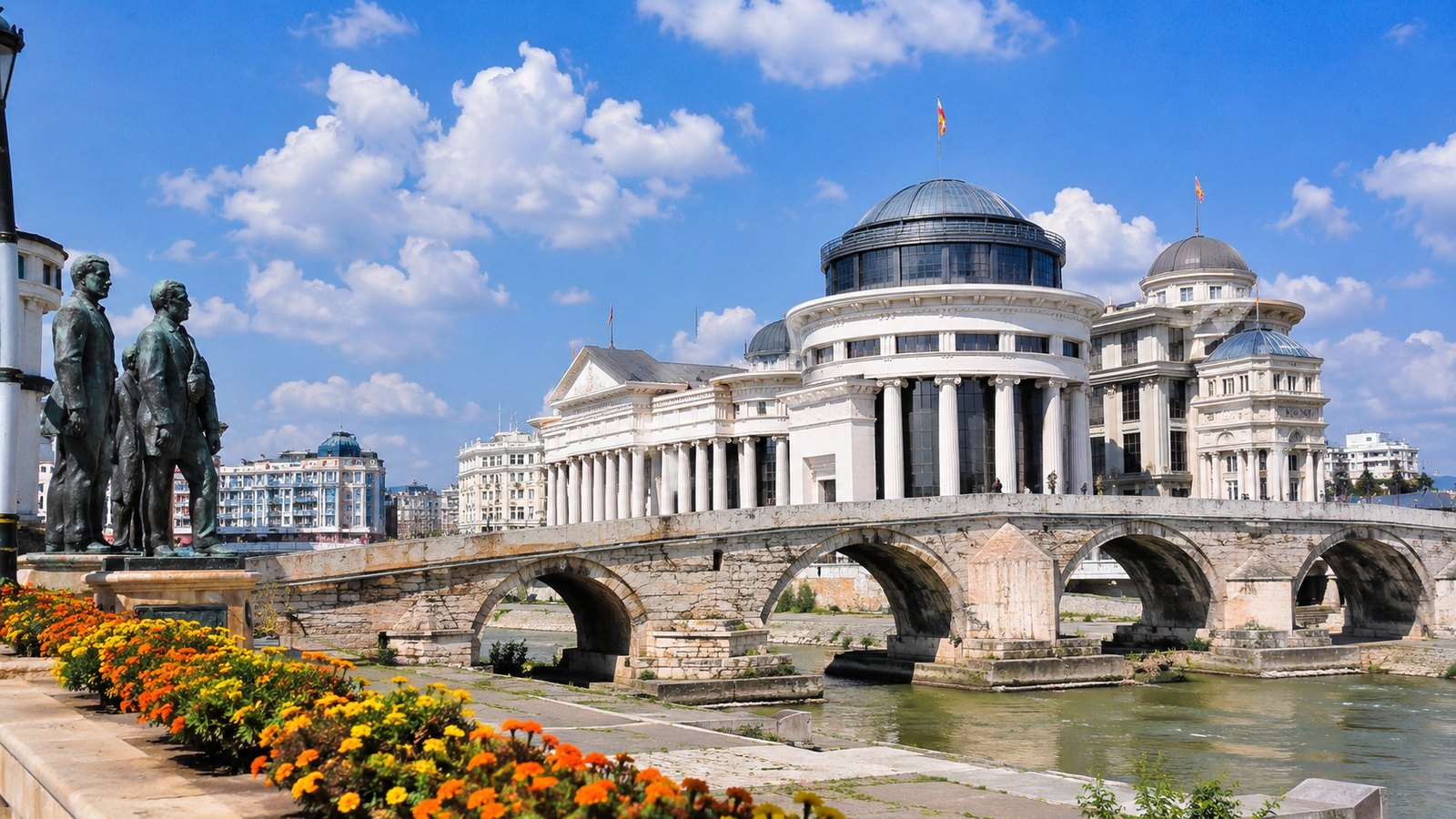 Kamenný most přes řeku Vardar a sochy v centru Skopje