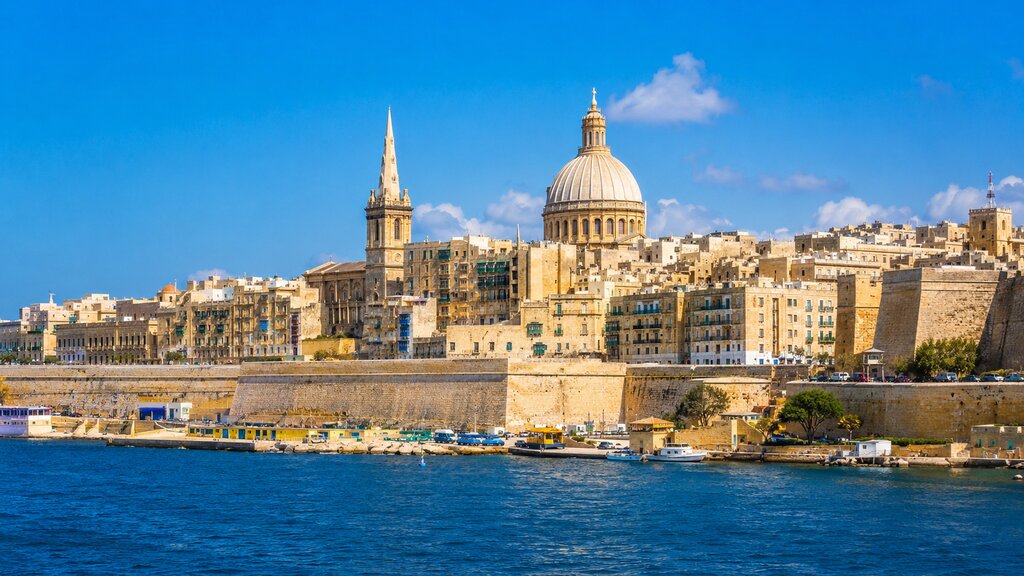 Pohled na opevněné město Valletta na Maltě z moře