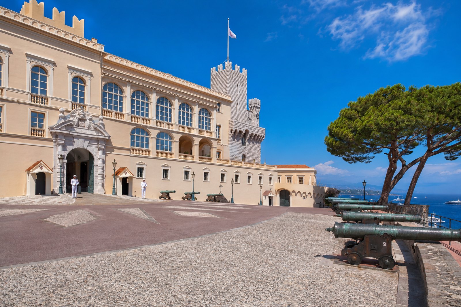 Knížecí palác a staré město Monaco-Ville na skále nad mořem