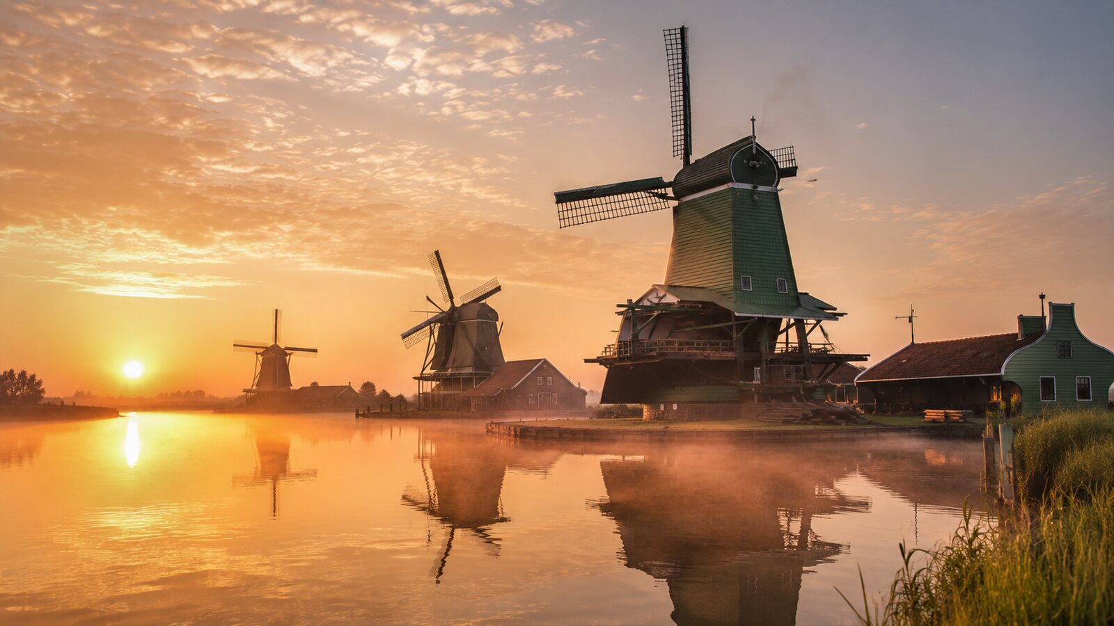 Tradiční nizozemské větrné mlýny u kanálu v Zaanse Schans