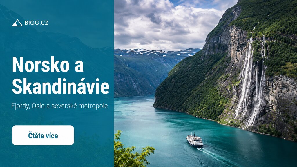 Norský fjord s horami a výletní lodí — Skandinávie