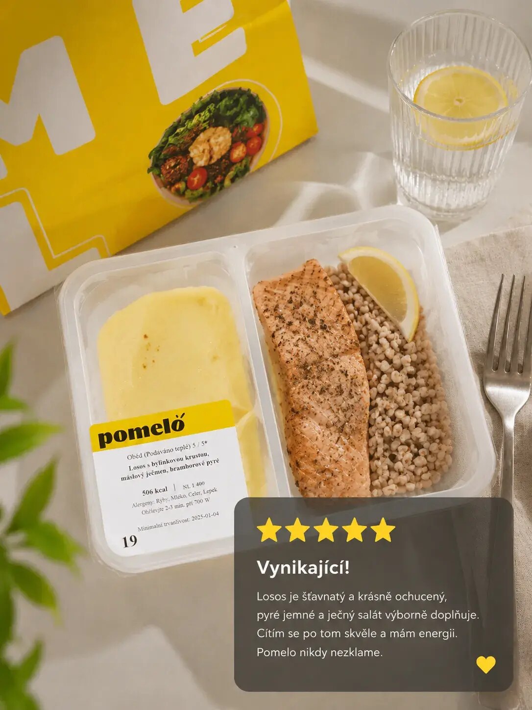 Pomelobox oběd — losos s bylinkovou krustou, máslový ječmen a bramborové pyré