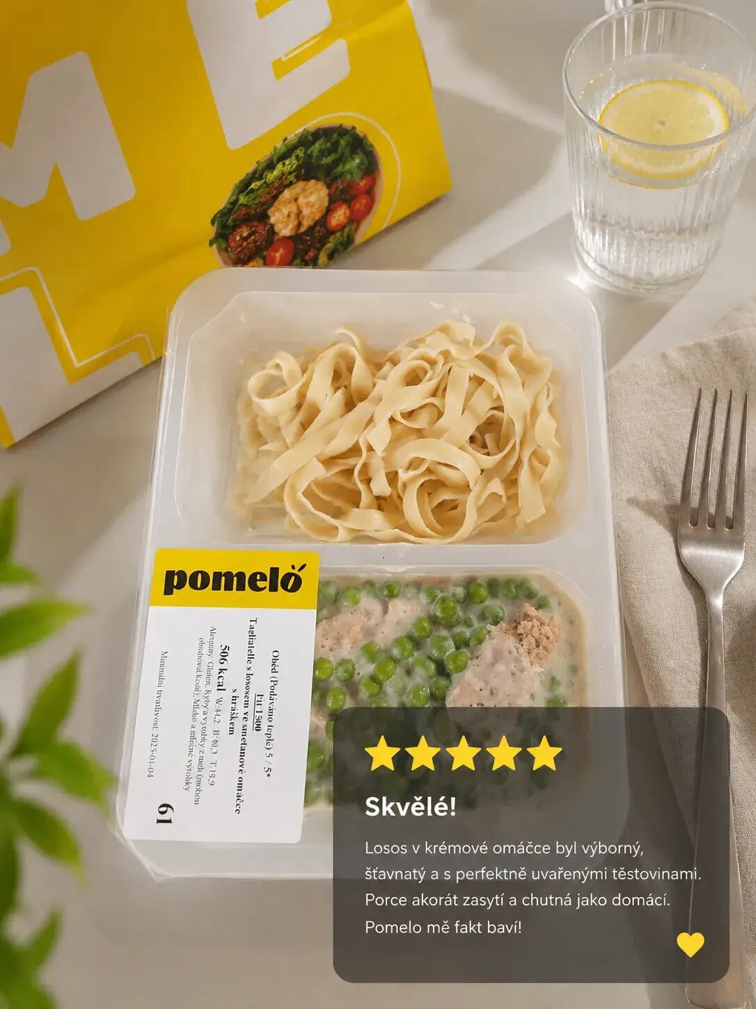 Pomelobox oběd — tagliatelle s lososem ve smetanové omáčce s hráškem