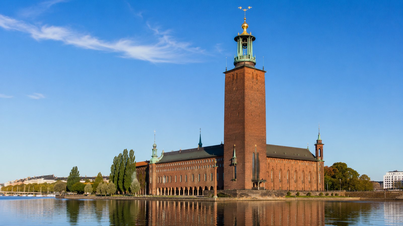 Stockholmská radnice s cihlovou věží u vody
