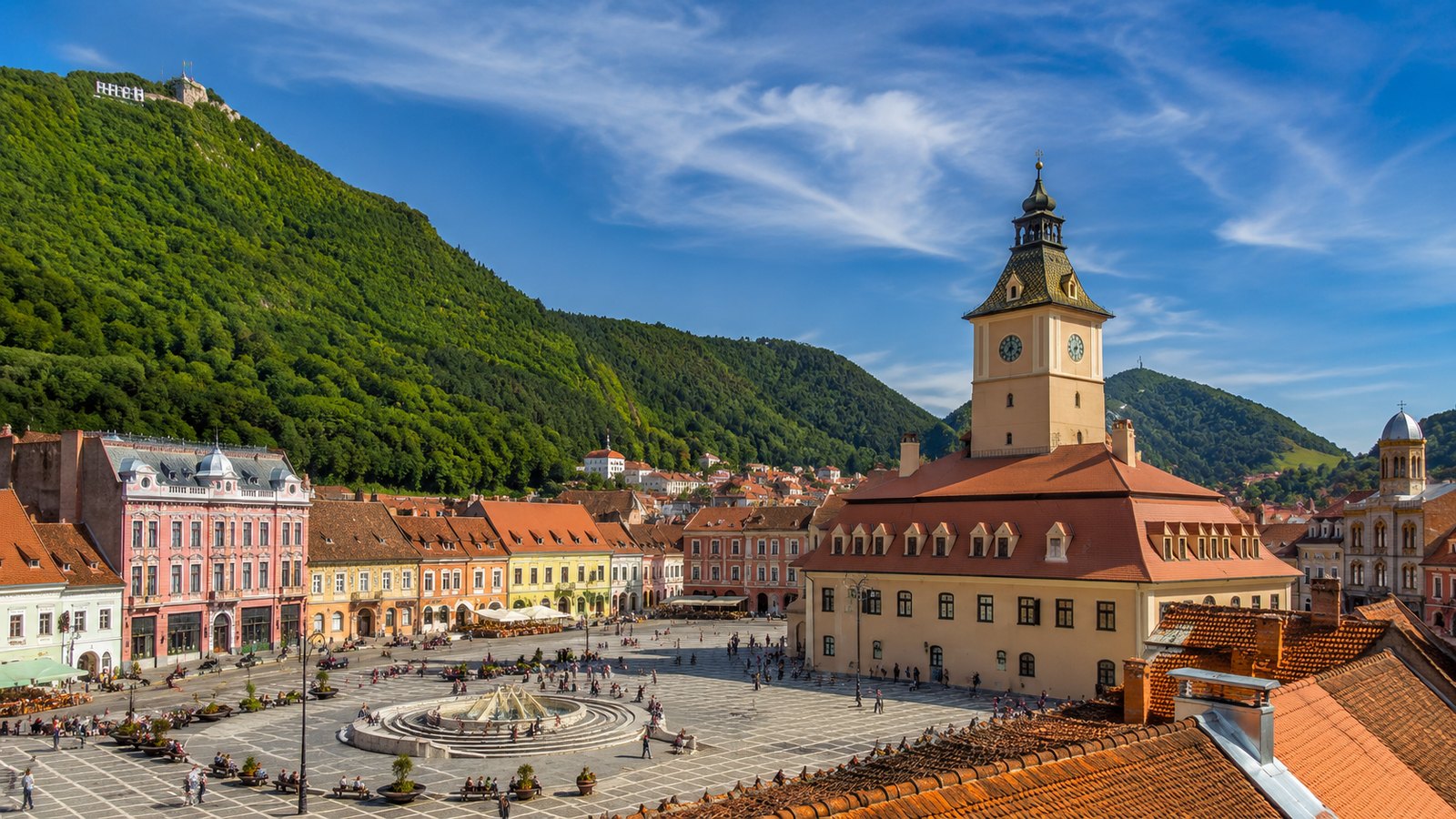 Staré město Brašov v Transylvánii s barevnými domy
