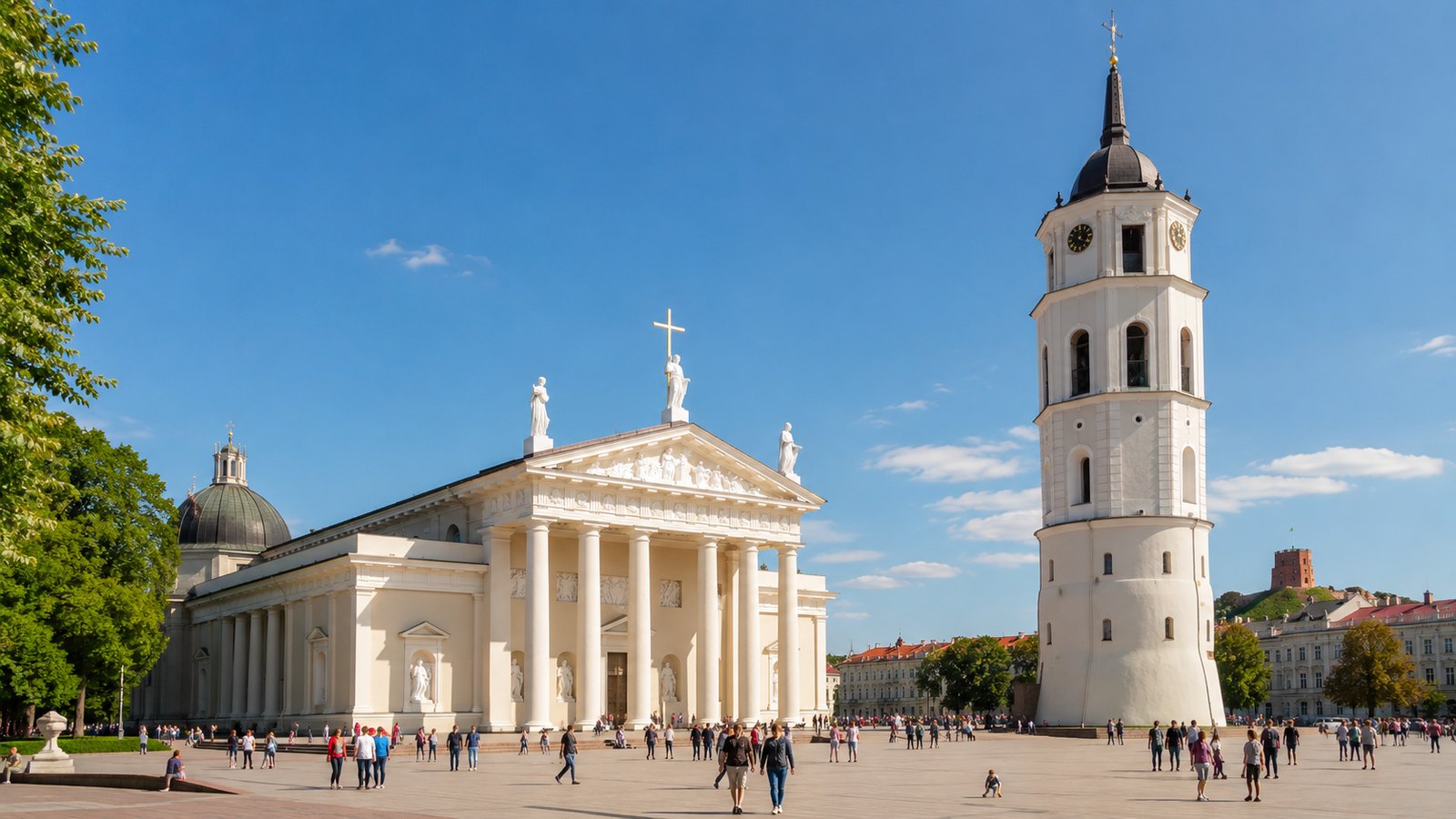 Klasicistní katedrála a bílá zvonice ve Vilniusu