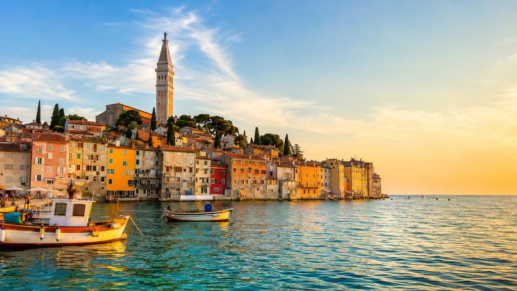 Rovinj v Istrii — typické město chorvatského pobřeží s benátskou architekturou a tyrkysovým mořem