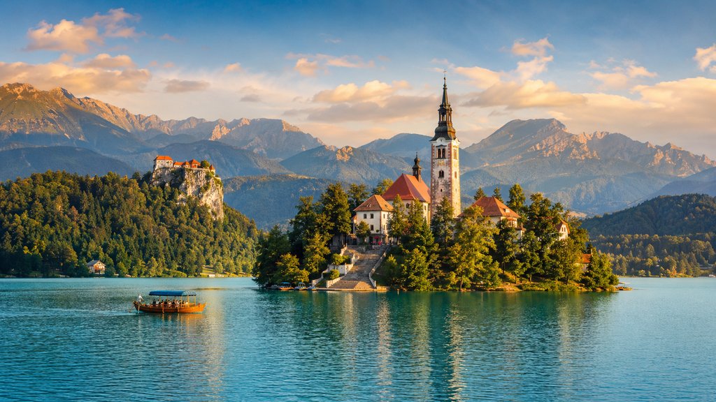 Bledské jezero s ostrovem a gotickým kostelem v Julských Alpách