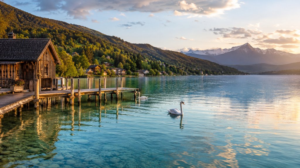 Wörthersee v rakouských Korutanech — alpské jezero s tradičními dřevěnými přístavy