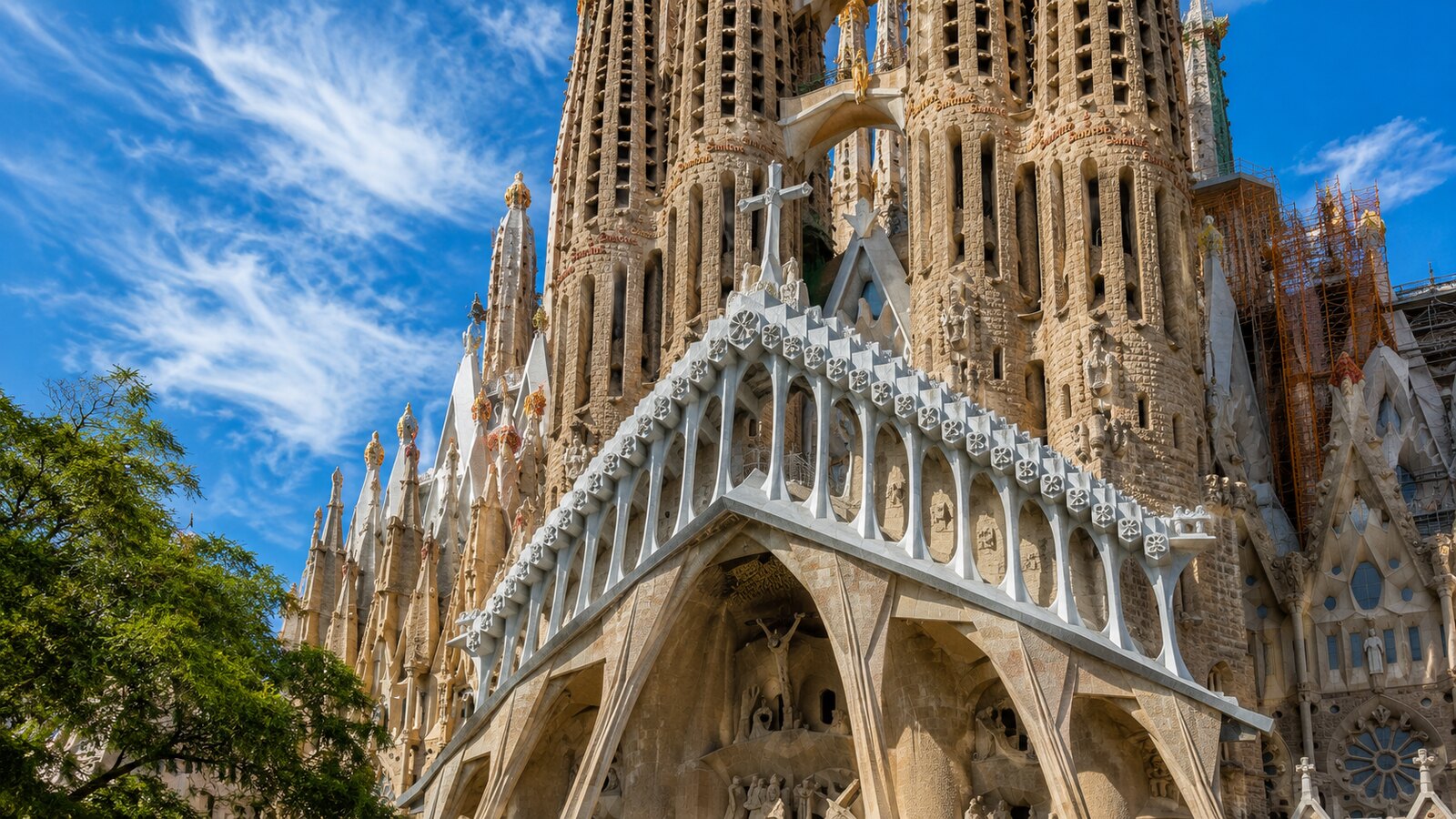 Sagrada Família a panorama Barcelony při západu slunce