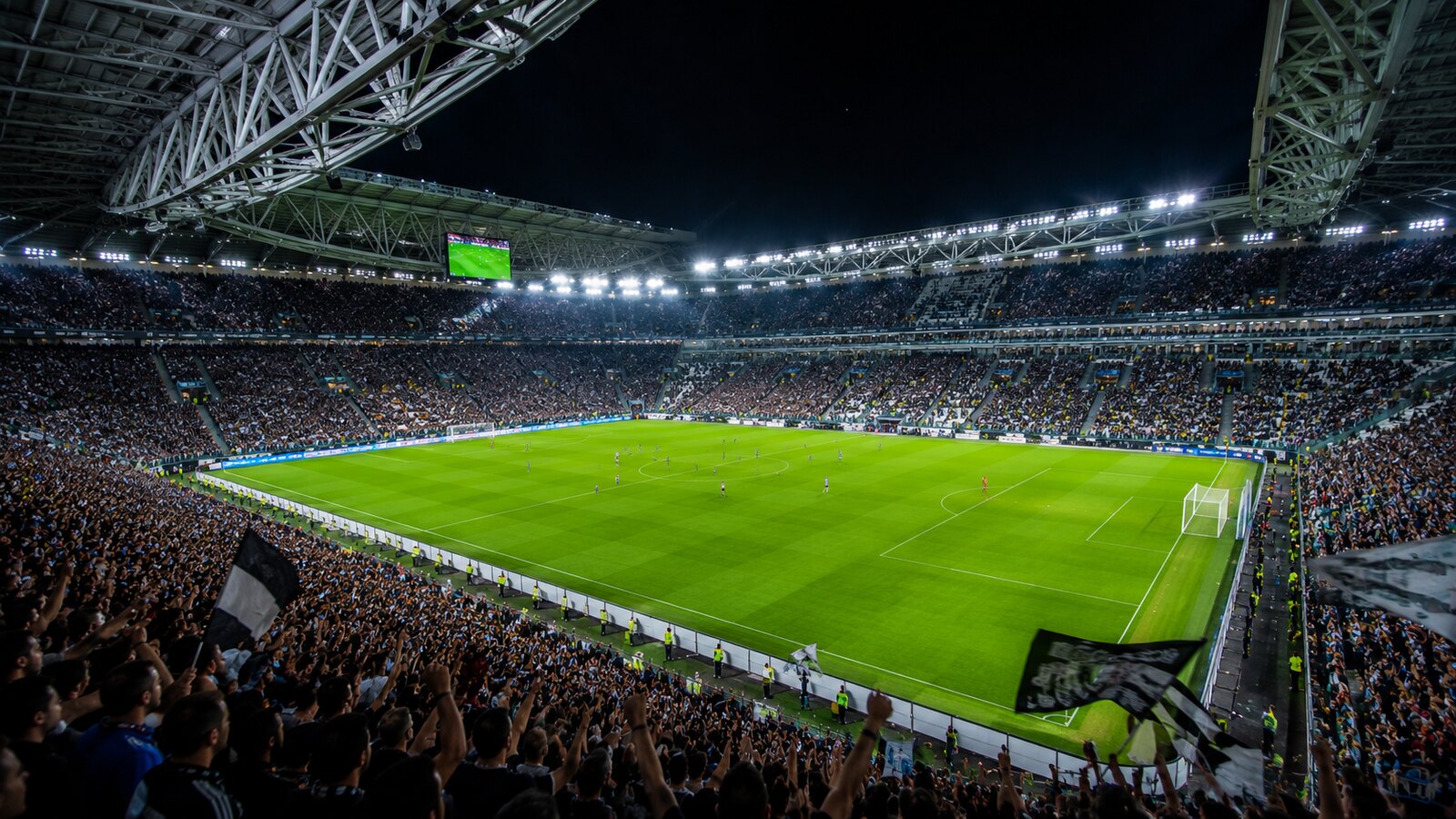 Fotbalový stadion v Itálii zaplněný fanoušky při večerním zápase