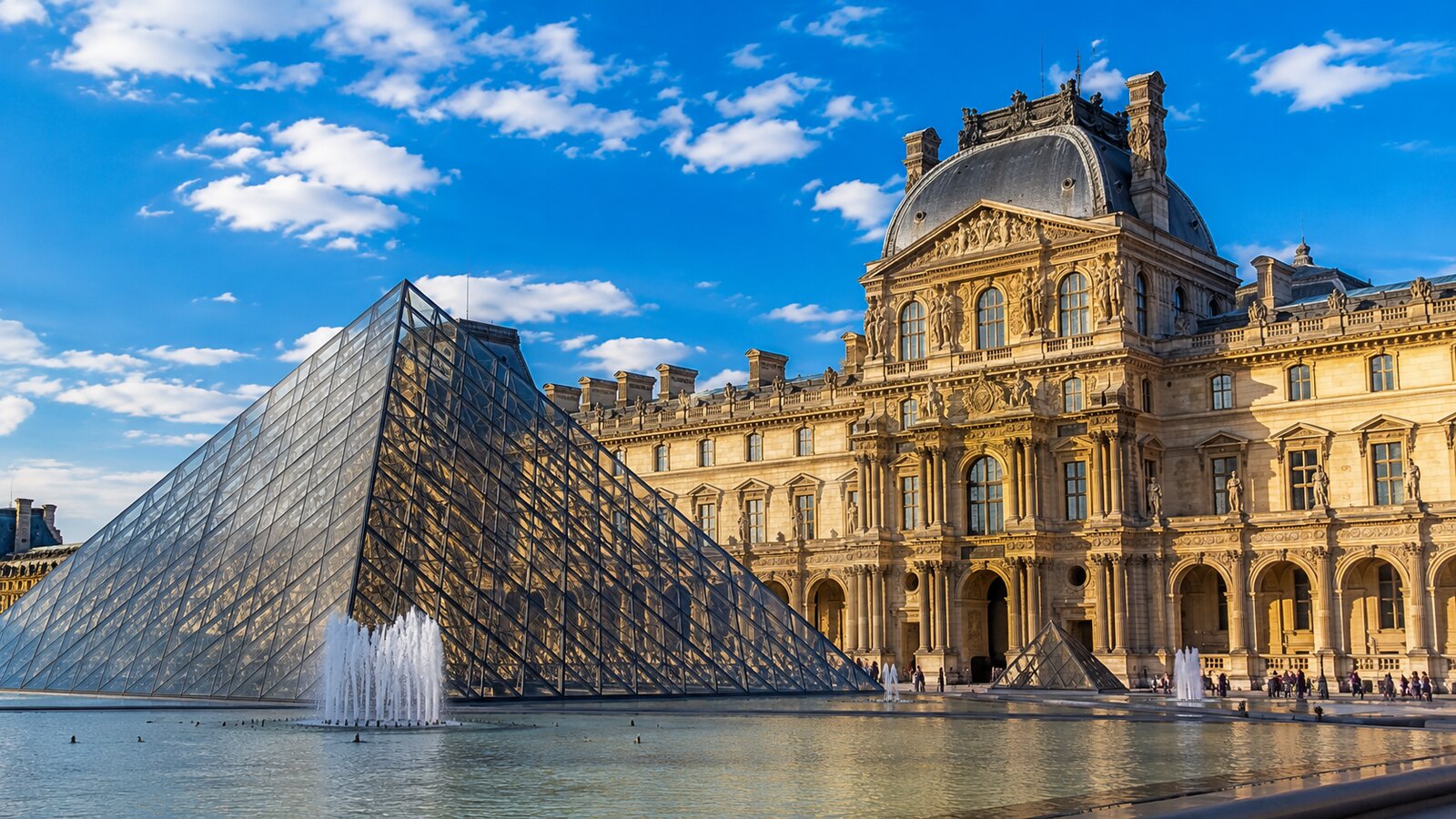 Louvre se skleněnou pyramidou v Paříži