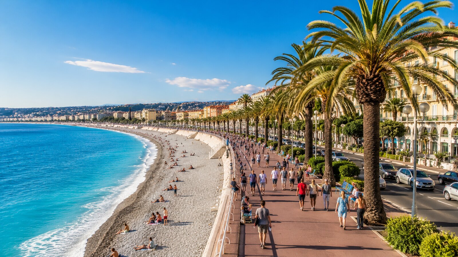 Promenáda v Nice s palmami a tyrkysovým mořem