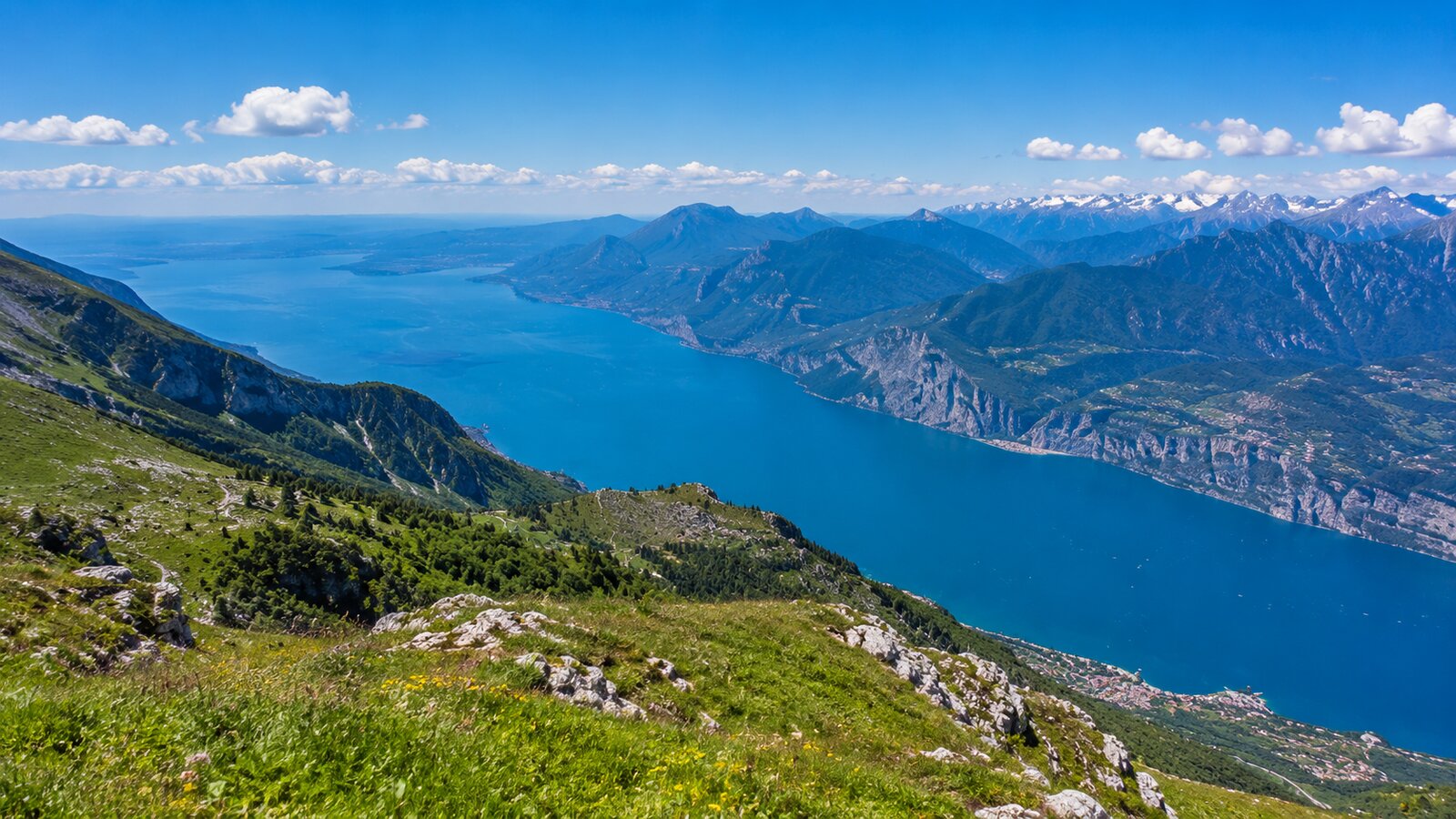 Výhled z Monte Baldo na Gardské jezero a Dolomity