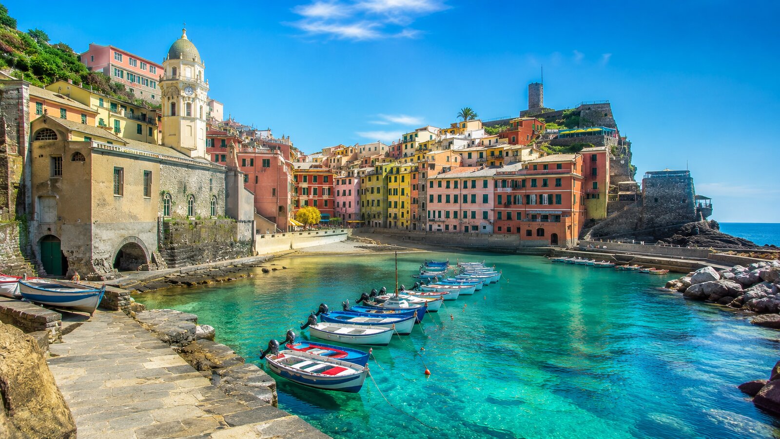 Barevné domky vesnice Vernazza s přístavem v Cinque Terre