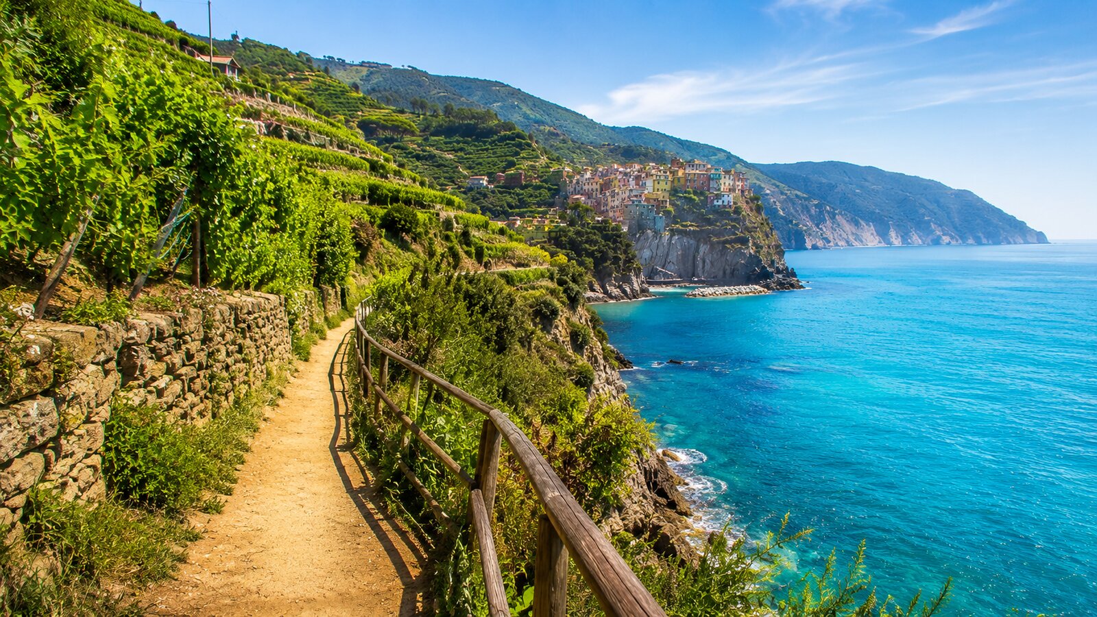 Pobřežní turistická stezka s výhledem na moře v Cinque Terre