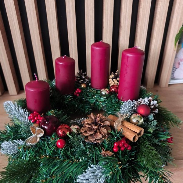 Adventní věnec s vínovými svíčkami